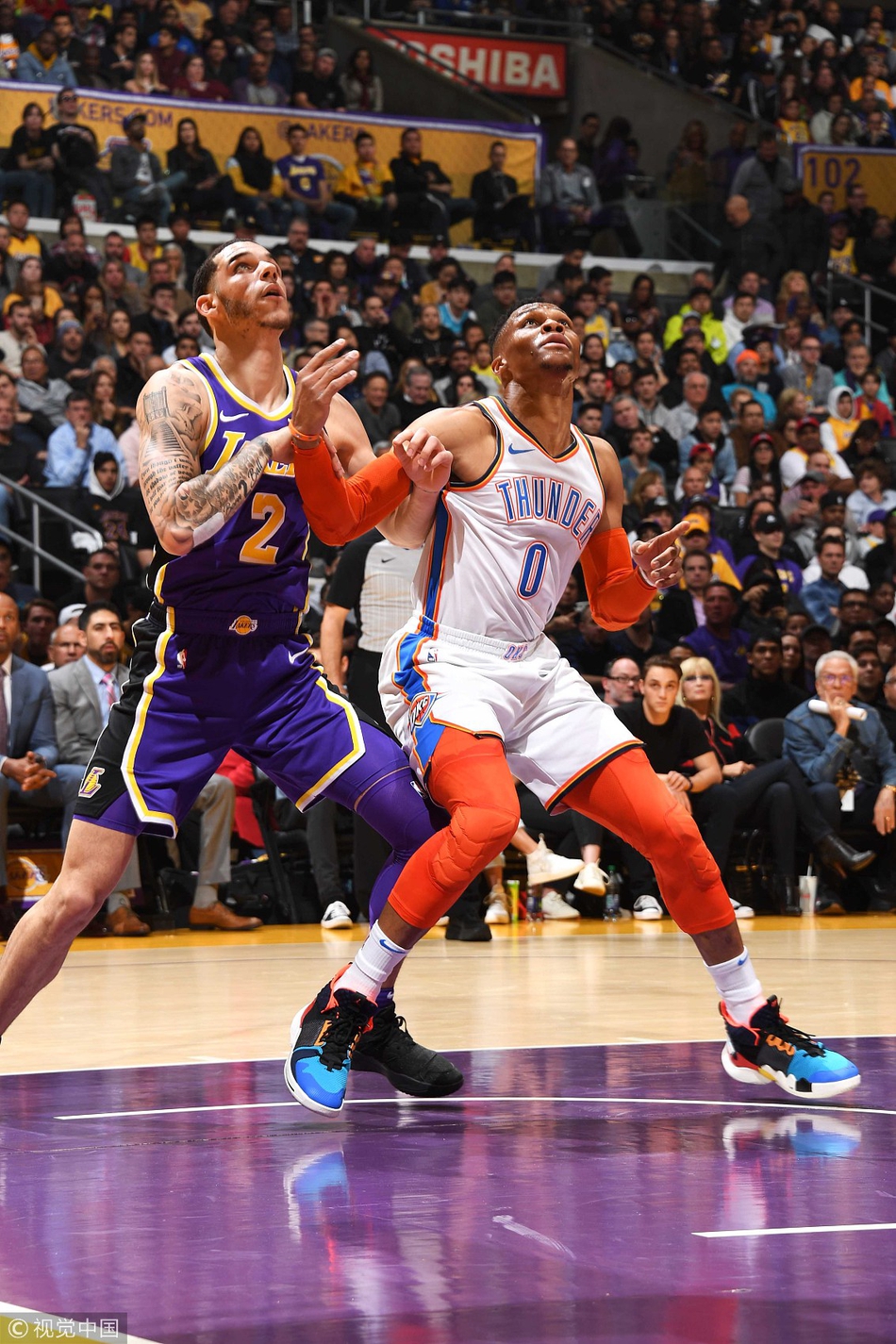 詹姆斯来了！湖人超巨搭乘包机凌晨抵达上海 球迷深夜热情接机